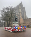 903649 Afbeelding van een partij wegafzettingen en verkeersborden tegen het standbeeld van Graaf Jan van Nassau op het ...